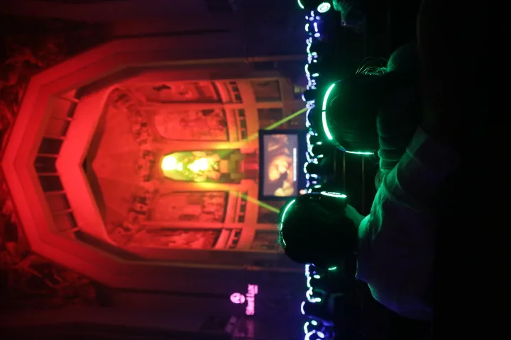 Público de Silent Cinema con audífonos luminosos durante la proyección